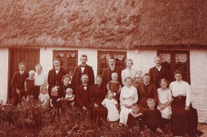 3. oktober 1915, fasters Julies konfirmation,ved hjemmet i Aagerup med hele familien